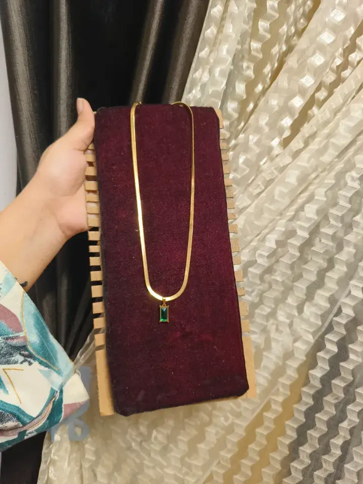Emerald pendant chain on velvet